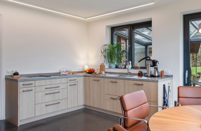 moderne keuken met houtlook