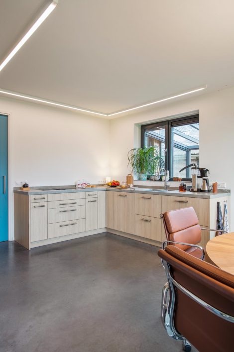 moderne keuken met houtlook