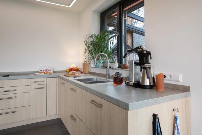 moderne keuken met houtlook