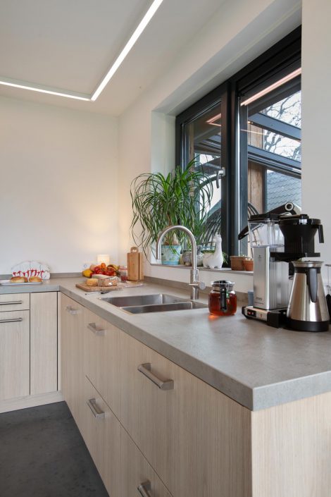 moderne keuken met houtlook