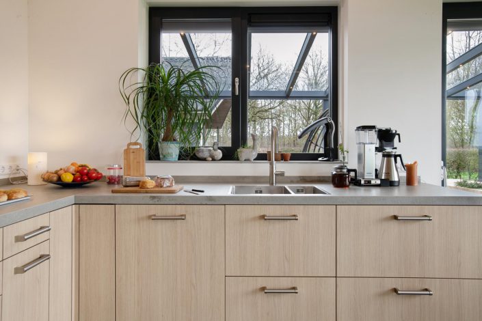 moderne keuken met houtlook