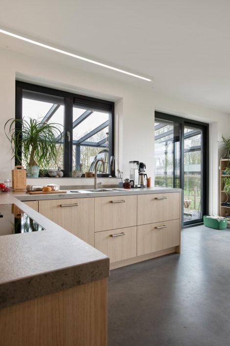 moderne keuken met houtlook