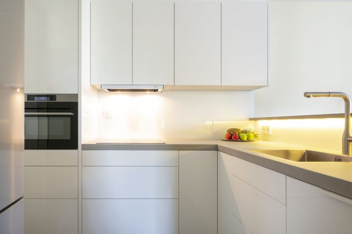 Witte moderne keuken