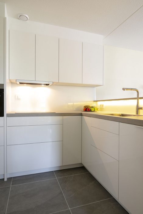 Witte moderne keuken