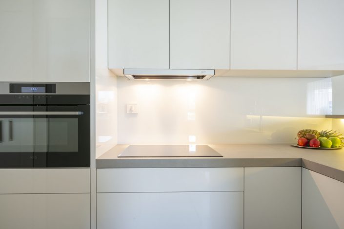 Witte moderne keuken