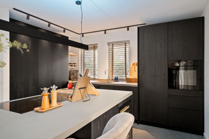Moderne zwarte keuken